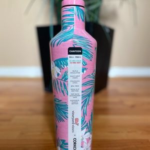 BRAND NEW: tropical pink vineyard vines water bottle